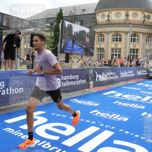 29.06.2025 - hella hamburg halbmarathon Michael Strokosch http://msf.ph/oto/8457636 29.06.2025 10:32:00 Ziel 1407, 4129, 4698, 6619, 10927, 11199 meine-sportfotos.de