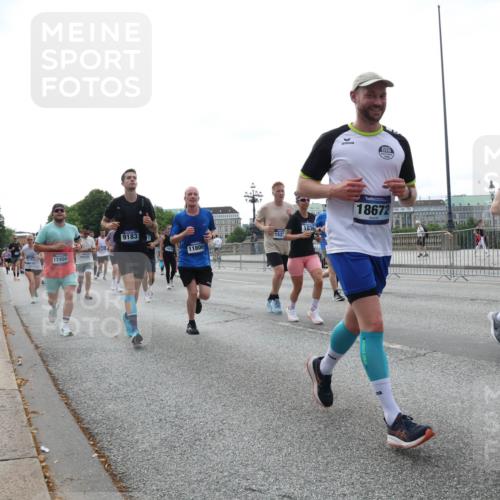 29.06.2025 - hella hamburg halbmarathon Lena Gebhardt http://msf.ph/oto/8457647 29.06.2025 10:31:37 Lombardsbrücke 9183, 1522, 495, 17404, 11800, 1836, 18672, 1751, 1235, 1292, 1373, 1844, 1879, 1979, 2414, 2672, 2831, 2832, 2914, 3239, 3396, 3397, 3424, 3571, 3681, 3751, 4561, 4817, 4877, 4953, 5165, 5437, 5846, 5943, 5965, 6057, 6078, 6160, 6546, 6573, 6640, 6718, 6727, 7334, 7604, 7772, 7898, 8050, 8072, 8073, 8304, 8620, 8806, 9078, 9104, 9183, 9478, 9812, 9883, 10111, 10240, 10586, 11587, 13724, 14349, 15725, 16457, 16978, 17404, 17509, 17517, 17587, 17706 meine-sportfotos.de