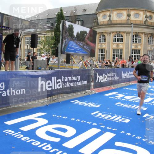 29.06.2025 - hella hamburg halbmarathon Michael Strokosch http://msf.ph/oto/8457728 29.06.2025 10:32:01 Ziel 1407, 4129, 4698, 6619, 10927, 11199 meine-sportfotos.de
