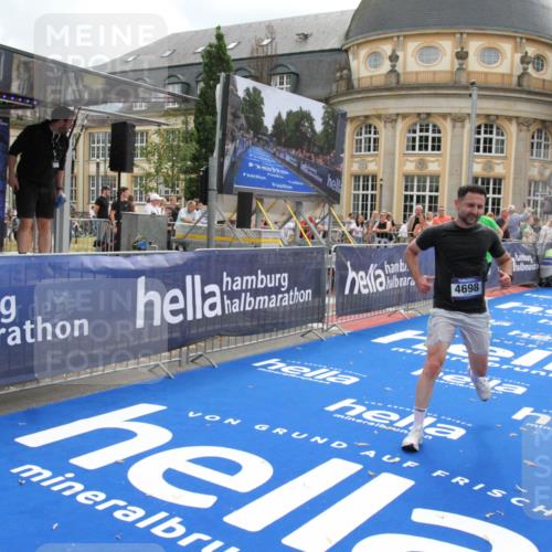 29.06.2025 - hella hamburg halbmarathon Michael Strokosch http://msf.ph/oto/8457746 29.06.2025 10:32:01 Ziel 1407, 4129, 4698, 6619, 10927, 11199 meine-sportfotos.de