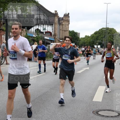 29.06.2025 - hella hamburg halbmarathon Yannick Fuchs http://msf.ph/oto/8457769 29.06.2025 10:56:26 20KM 1006, 1128, 1212, 1264, 1377, 1432, 1568, 1573, 1674, 1726, 6414, 6415, 6752, 7658, 7869, 8045, 8624, 8730, 9131, 9718, 10214, 10519, 11180, 11670, 12156, 12286, 13498, 13868, 14368, 14456, 16292, 16654, 16688, 16808, 17136, 17383, 17532, 17955, 18599, 18919, 19023 meine-sportfotos.de