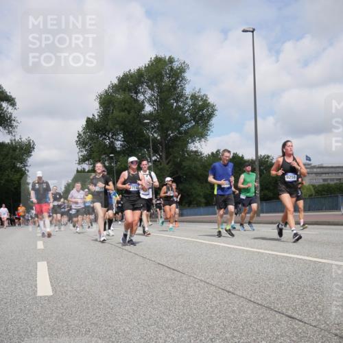29.06.2025 - hella hamburg halbmarathon Luisa Fischer http://msf.ph/oto/8457785 29.06.2025 10:36:51 Kennedybrücke 7135, 15075, 9258, 1189, 1275, 1896, 2526, 2776, 4361, 4433, 4449, 4807, 5075, 5141, 5557, 5561, 5821, 5822, 5887, 6956, 7633, 8157, 8375, 8377, 8383, 8620, 9258, 9438, 9706, 9799, 9995, 10800 meine-sportfotos.de