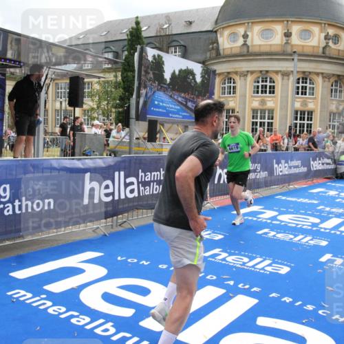 29.06.2025 - hella hamburg halbmarathon Michael Strokosch http://msf.ph/oto/8457823 29.06.2025 10:32:02 Ziel 1407, 4129, 4698, 6619, 10927, 11199 meine-sportfotos.de