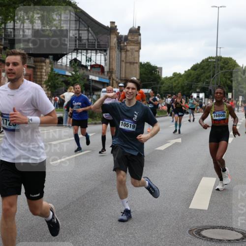 29.06.2025 - hella hamburg halbmarathon Yannick Fuchs http://msf.ph/oto/8457825 29.06.2025 10:56:26 20KM 1006, 1128, 1212, 1264, 1377, 1432, 1568, 1573, 1674, 1726, 6414, 6415, 6752, 7658, 7869, 8045, 8624, 8730, 9131, 9718, 10214, 10519, 11180, 11670, 12156, 12286, 13498, 13868, 14368, 14456, 16292, 16654, 16688, 16808, 17136, 17383, 17532, 17955, 18599, 18919, 19023 meine-sportfotos.de