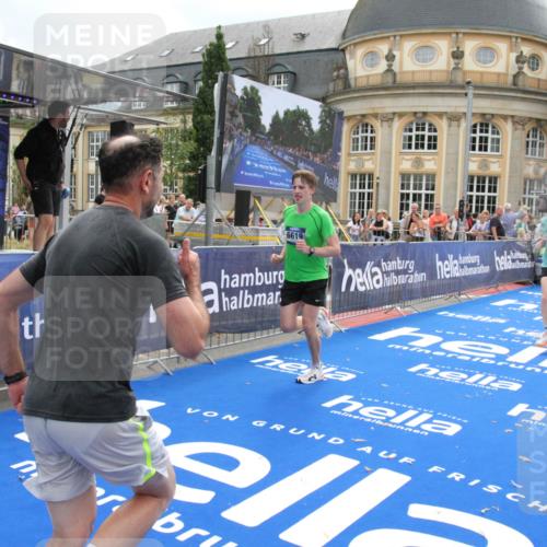 29.06.2025 - hella hamburg halbmarathon Michael Strokosch http://msf.ph/oto/8457846 29.06.2025 10:32:02 Ziel 1407, 4129, 4698, 6619, 10927, 11199 meine-sportfotos.de