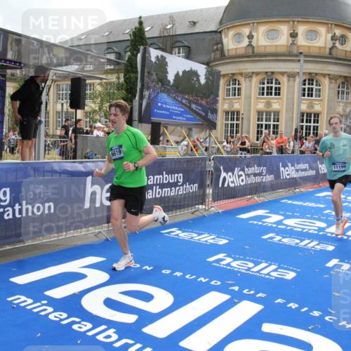 29.06.2025 - hella hamburg halbmarathon Michael Strokosch http://msf.ph/oto/8457884 29.06.2025 10:32:03 Ziel 1407, 4129, 4698, 6619, 11150, 11199, 11370 meine-sportfotos.de