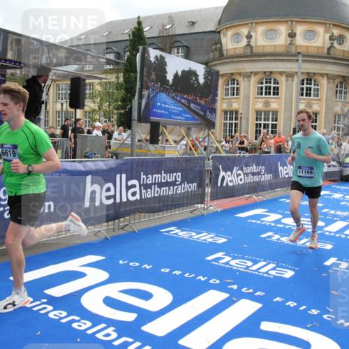 29.06.2025 - hella hamburg halbmarathon Michael Strokosch http://msf.ph/oto/8457924 29.06.2025 10:32:03 Ziel 1407, 4129, 4698, 6619, 11150, 11199, 11370 meine-sportfotos.de