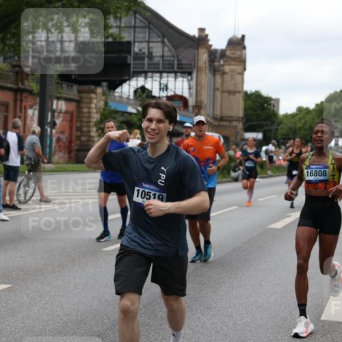 29.06.2025 - hella hamburg halbmarathon Yannick Fuchs http://msf.ph/oto/8457928 29.06.2025 10:56:26 20KM 1006, 1128, 1212, 1264, 1377, 1432, 1568, 1573, 1674, 1726, 6414, 6415, 6752, 7658, 7869, 8045, 8624, 8730, 9131, 9718, 10214, 10519, 11180, 11670, 12156, 12286, 13498, 13868, 14368, 14456, 16292, 16654, 16688, 16808, 17136, 17383, 17532, 17955, 18599, 18919, 19023 meine-sportfotos.de