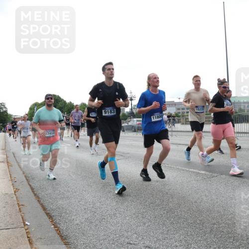 29.06.2025 - hella hamburg halbmarathon Lena Gebhardt http://msf.ph/oto/8457983 29.06.2025 10:31:38 Lombardsbrücke 12750, 17404, 6573, 9183, 11800, 15222, 1235, 1292, 1373, 1844, 1879, 1979, 2384, 2414, 2672, 2831, 2832, 2914, 3221, 3239, 3396, 3397, 3424, 3571, 3681, 3751, 4561, 4817, 4877, 4953, 5156, 5165, 5437, 5846, 5943, 5965, 6057, 6078, 6160, 6546, 6573, 6640, 6718, 6727, 7334, 7604, 7772, 7898, 8050, 8072, 8073, 8304, 8620, 8806, 9078, 9104, 9183, 9478, 9812, 9883, 10111, 10240, 10586, 11587, 13724, 14349, 15725, 16457, 16978, 17404, 17509, 17517, 17587, 17706 meine-sportfotos.de