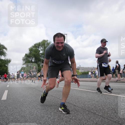 29.06.2025 - hella hamburg halbmarathon Luisa Fischer http://msf.ph/oto/8457985 29.06.2025 10:37:05 Kennedybrücke 10048, 2038, 2933, 3264, 3340, 3345, 3848, 4445, 4824, 4826, 5096, 5566, 5569, 6364, 6515, 6516, 7027, 7565, 7653, 7982, 8277, 8349, 8401, 9875, 10048, 10071, 10561 meine-sportfotos.de