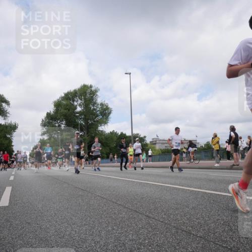 29.06.2025 - hella hamburg halbmarathon Luisa Fischer http://msf.ph/oto/8458008 29.06.2025 10:37:06 Kennedybrücke 9875, 7982, 2038, 2933, 3340, 3848, 4445, 4824, 4826, 5096, 5566, 5569, 6364, 7565, 7653, 7982, 8277, 9875, 10048, 10071, 10561 meine-sportfotos.de