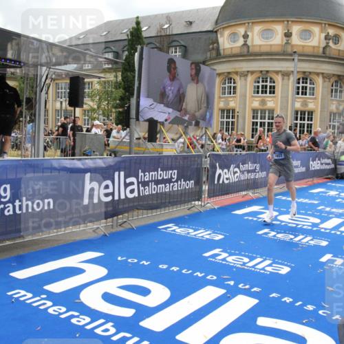29.06.2025 - hella hamburg halbmarathon Michael Strokosch http://msf.ph/oto/8458169 29.06.2025 10:32:06 Ziel 1407, 1686, 4129, 11150, 11199, 11370, 16505 meine-sportfotos.de