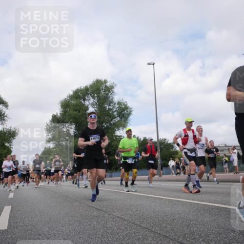 29.06.2025 - hella hamburg halbmarathon Luisa Fischer http://msf.ph/oto/8458215 29.06.2025 10:37:19 Kennedybrücke 14632, 227, 1974, 14477, 10564, 11338, 1025, 1705, 1764, 1787, 2276, 2464, 2496, 5691, 6034, 6109, 6574, 6718, 7324, 7329, 8202, 8282, 9094, 10007, 10564 meine-sportfotos.de