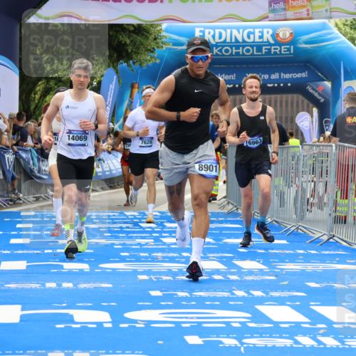 29.06.2025 - hella hamburg halbmarathon Strokosch-Dieckow http://msf.ph/oto/8458240 29.06.2025 10:35:02 Ziel 7628, 7972, 8864, 8901, 11559, 12044, 14069, 15391, 15902, 16140, 16177, 16963, 16964, 17022, 17643, 18220 meine-sportfotos.de