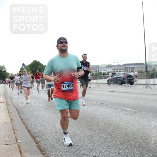 29.06.2025 - hella hamburg halbmarathon Lena Gebhardt http://msf.ph/oto/8458246 29.06.2025 10:31:39 Lombardsbrücke 12758, 17404, 573, 1235, 1292, 1373, 1844, 1879, 1979, 2384, 2414, 2672, 2831, 2832, 2914, 3221, 3239, 3358, 3396, 3397, 3424, 3571, 3681, 3751, 4817, 4877, 4953, 5156, 5165, 5437, 5846, 5943, 5965, 6057, 6078, 6160, 6546, 6573, 6640, 6718, 6727, 7334, 7604, 7772, 7898, 8050, 8072, 8073, 8304, 8620, 8806, 9078, 9104, 9183, 9478, 9812, 9883, 10111, 10240, 10586, 11587, 13724, 14349, 15725, 16457, 16978, 17404, 17517, 17587, 17706 meine-sportfotos.de
