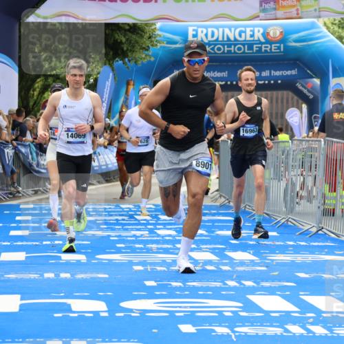 29.06.2025 - hella hamburg halbmarathon Strokosch-Dieckow http://msf.ph/oto/8458274 29.06.2025 10:35:02 Ziel 7628, 7972, 8864, 8901, 11559, 12044, 14069, 15391, 15902, 16140, 16177, 16963, 16964, 17022, 17643, 18220 meine-sportfotos.de