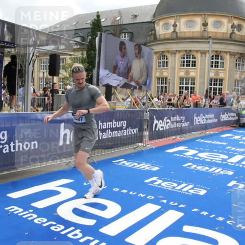 29.06.2025 - hella hamburg halbmarathon Michael Strokosch http://msf.ph/oto/8458283 29.06.2025 10:32:07 Ziel 1407, 1686, 4129, 11150, 11370, 16505, 16736 meine-sportfotos.de