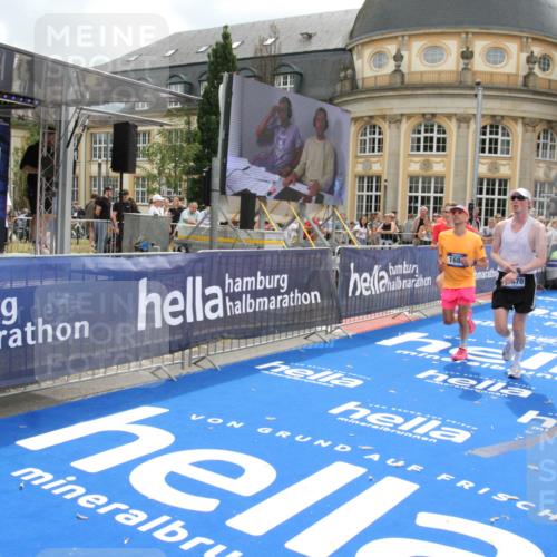 29.06.2025 - hella hamburg halbmarathon Michael Strokosch http://msf.ph/oto/8458357 29.06.2025 10:32:09 Ziel 1407, 1686, 11150, 11370, 15826, 16505, 16736 meine-sportfotos.de