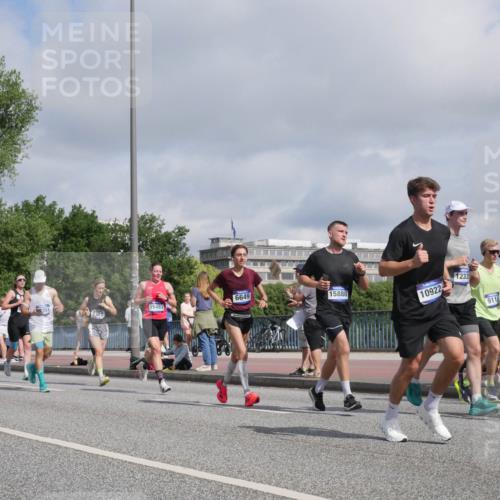 29.06.2025 - hella hamburg halbmarathon Luisa Fischer http://msf.ph/oto/8458407 29.06.2025 09:52:57 Kennedybrücke 1882, 6649, 15888, 15493, 10922, 1233, 9116, 1358, 1688, 1882, 2675, 4398, 5745, 6649, 9116, 9365, 10218 meine-sportfotos.de