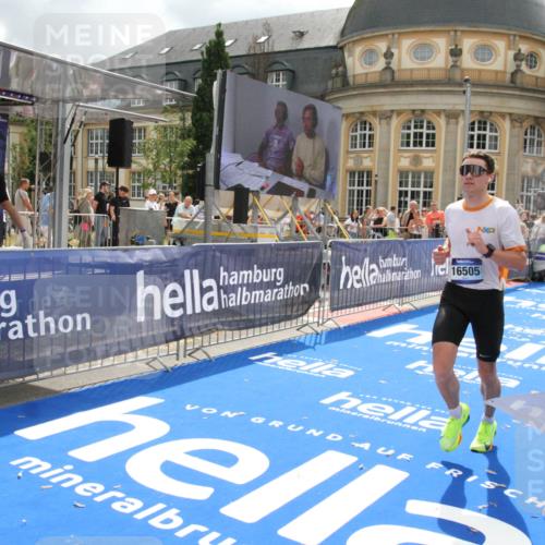 29.06.2025 - hella hamburg halbmarathon Michael Strokosch http://msf.ph/oto/8458491 29.06.2025 10:32:11 Ziel 1686, 11150, 11370, 15826, 16505, 16736 meine-sportfotos.de