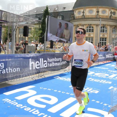 29.06.2025 - hella hamburg halbmarathon Michael Strokosch http://msf.ph/oto/8458527 29.06.2025 10:32:12 Ziel 1686, 11150, 11370, 15826, 16505, 16736 meine-sportfotos.de