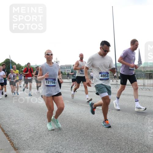 29.06.2025 - hella hamburg halbmarathon Lena Gebhardt http://msf.ph/oto/8458608 29.06.2025 10:31:41 Lombardsbrücke 5965, 12381, 12758, 664, 4953, 1235, 1292, 1373, 1844, 1879, 1979, 2384, 2414, 2672, 2831, 2832, 2914, 3221, 3239, 3358, 3396, 3397, 3424, 3571, 3681, 3751, 3752, 4817, 4877, 4953, 5156, 5165, 5437, 5846, 5943, 5965, 6057, 6078, 6160, 6546, 6573, 6640, 6718, 6727, 7334, 7604, 7772, 7816, 7898, 8050, 8072, 8073, 8304, 8620, 8806, 9078, 9104, 9183, 9478, 9812, 9883, 10111, 10240, 10586, 11587, 13724, 14349, 15725, 16457, 16978, 17404, 17517, 17587, 17706 meine-sportfotos.de