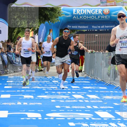29.06.2025 - hella hamburg halbmarathon Strokosch-Dieckow http://msf.ph/oto/8458610 29.06.2025 10:35:00 Ziel 4477, 6704, 7972, 8864, 8901, 11559, 12044, 12751, 14069, 15391, 15902, 16140, 16177, 16712, 16963, 16964, 17643, 18183, 18220 meine-sportfotos.de