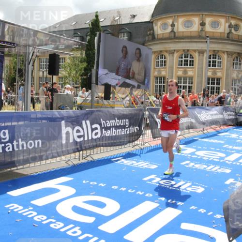 29.06.2025 - hella hamburg halbmarathon Michael Strokosch http://msf.ph/oto/8458646 29.06.2025 10:32:13 Ziel 1686, 1894, 15826, 16505, 16736 meine-sportfotos.de