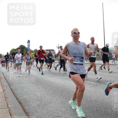 29.06.2025 - hella hamburg halbmarathon Lena Gebhardt http://msf.ph/oto/8458661 29.06.2025 10:31:41 Lombardsbrücke 5965, 300, 400, 12381, 16978, 12758, 40, 4953, 1235, 1292, 1373, 1844, 1879, 1979, 2384, 2414, 2672, 2831, 2832, 2914, 3221, 3239, 3358, 3396, 3397, 3424, 3571, 3681, 3751, 3752, 4817, 4877, 4953, 5156, 5165, 5437, 5846, 5943, 5965, 6057, 6078, 6160, 6546, 6573, 6640, 6718, 6727, 7334, 7604, 7772, 7816, 7898, 8050, 8072, 8073, 8304, 8620, 8806, 9078, 9104, 9183, 9478, 9812, 9883, 10111, 10240, 10586, 11587, 13724, 14349, 15725, 16457, 16978, 17404, 17517, 17587, 17706 meine-sportfotos.de