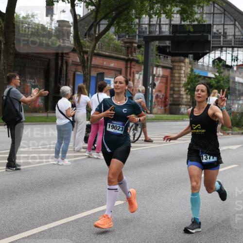 29.06.2025 - hella hamburg halbmarathon Yannick Fuchs http://msf.ph/oto/8458702 29.06.2025 10:56:30 20KM 1006, 1128, 1194, 1212, 1264, 1377, 1432, 1568, 1573, 1674, 1726, 3740, 4511, 6414, 6415, 6752, 7658, 7869, 8045, 8624, 8730, 9131, 10214, 10519, 11180, 11670, 12156, 12286, 13498, 13868, 14368, 14456, 16654, 16688, 16808, 17136, 17383, 17955, 18382, 18530, 18599, 19023 meine-sportfotos.de