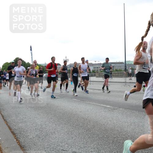 29.06.2025 - hella hamburg halbmarathon Lena Gebhardt http://msf.ph/oto/8458742 29.06.2025 10:31:42 Lombardsbrücke 5965, 12381, 3424, 664, 12, 1235, 1292, 1373, 1844, 1879, 1979, 2384, 2414, 2672, 2831, 2832, 2914, 3221, 3239, 3358, 3396, 3397, 3424, 3571, 3681, 3751, 3752, 4817, 4877, 4953, 5156, 5165, 5437, 5846, 5943, 5965, 6057, 6078, 6160, 6546, 6573, 6640, 6718, 6727, 7334, 7604, 7772, 7816, 7898, 8050, 8304, 8538, 8620, 8806, 9078, 9104, 9183, 9478, 9812, 9883, 10111, 10240, 10586, 11587, 13724, 14349, 15725, 16457, 16978, 17404, 17517, 17587, 17706 meine-sportfotos.de