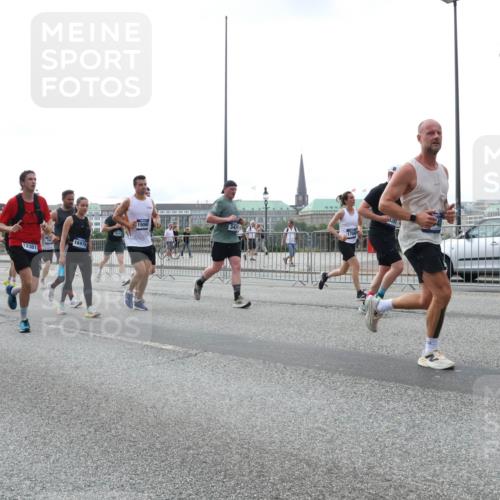 29.06.2025 - hella hamburg halbmarathon Lena Gebhardt http://msf.ph/oto/8458755 29.06.2025 10:31:42 Lombardsbrücke 5965, 12381, 17851, 151, 1906, 342, 1704, 1235, 1292, 1373, 1844, 1879, 1979, 2384, 2414, 2672, 2831, 2832, 2914, 3221, 3239, 3358, 3396, 3397, 3424, 3571, 3681, 3751, 3752, 4817, 4877, 4953, 5156, 5165, 5437, 5846, 5943, 5965, 6057, 6078, 6160, 6546, 6573, 6640, 6718, 6727, 7334, 7604, 7772, 7816, 7898, 8050, 8304, 8538, 8620, 8806, 9078, 9104, 9183, 9478, 9812, 9883, 10111, 10240, 10586, 11587, 13724, 14349, 15725, 16457, 16978, 17404, 17517, 17587, 17706 meine-sportfotos.de