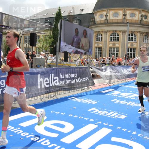 29.06.2025 - hella hamburg halbmarathon Michael Strokosch http://msf.ph/oto/8458757 29.06.2025 10:32:14 Ziel 1894, 7272, 15826, 16505, 16736 meine-sportfotos.de