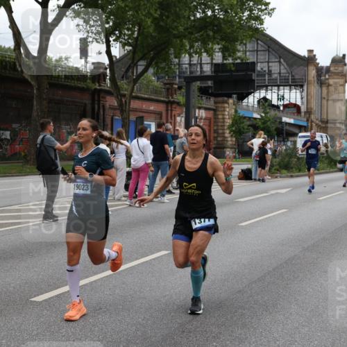 29.06.2025 - hella hamburg halbmarathon Yannick Fuchs http://msf.ph/oto/8458830 29.06.2025 10:56:31 20KM 1006, 1194, 1212, 1264, 1377, 1432, 1568, 1573, 1674, 1726, 3740, 4511, 6414, 6415, 6752, 7658, 7869, 8045, 8624, 8730, 10214, 10519, 11180, 11670, 12156, 12286, 13498, 13868, 14348, 14368, 14456, 16654, 16688, 16808, 17136, 17383, 17955, 18382, 18530, 18599, 19023 meine-sportfotos.de