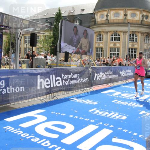 29.06.2025 - hella hamburg halbmarathon Michael Strokosch http://msf.ph/oto/8458861 29.06.2025 10:32:19 Ziel 1894, 7272, 10876, 16065 meine-sportfotos.de