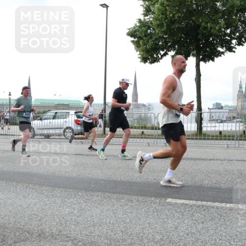 29.06.2025 - hella hamburg halbmarathon Lena Gebhardt http://msf.ph/oto/8458862 29.06.2025 10:31:43 Lombardsbrücke 15102, 3424, 1235, 1292, 1373, 1844, 1879, 2384, 2414, 2672, 2831, 2832, 2914, 3221, 3239, 3358, 3396, 3397, 3424, 3571, 3681, 3751, 3752, 4817, 4877, 4953, 5156, 5165, 5846, 5943, 5965, 6078, 6160, 6546, 6573, 6640, 6718, 6727, 7295, 7334, 7604, 7772, 7816, 7898, 8050, 8304, 8538, 8620, 8806, 9078, 9104, 9183, 9478, 9812, 9883, 10111, 10240, 10586, 11587, 13724, 14349, 15725, 16457, 16978, 17404, 17517, 17706 meine-sportfotos.de
