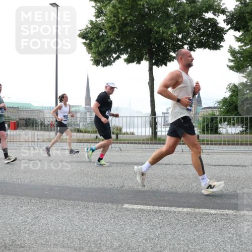 29.06.2025 - hella hamburg halbmarathon Lena Gebhardt http://msf.ph/oto/8458880 29.06.2025 10:31:43 Lombardsbrücke 34, 1235, 1292, 1373, 1844, 1879, 2384, 2414, 2672, 2831, 2832, 2914, 3221, 3239, 3358, 3396, 3397, 3424, 3571, 3681, 3751, 3752, 4817, 4877, 4953, 5156, 5165, 5846, 5943, 5965, 6078, 6160, 6546, 6573, 6640, 6718, 6727, 7295, 7334, 7604, 7772, 7816, 7898, 8050, 8304, 8538, 8620, 8806, 9078, 9104, 9183, 9478, 9812, 9883, 10111, 10240, 10586, 11587, 13724, 14349, 15725, 16457, 16978, 17404, 17517, 17706 meine-sportfotos.de