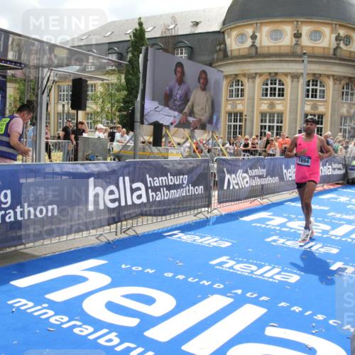 29.06.2025 - hella hamburg halbmarathon Michael Strokosch http://msf.ph/oto/8458898 29.06.2025 10:32:19 Ziel 1894, 7272, 10876, 16065 meine-sportfotos.de