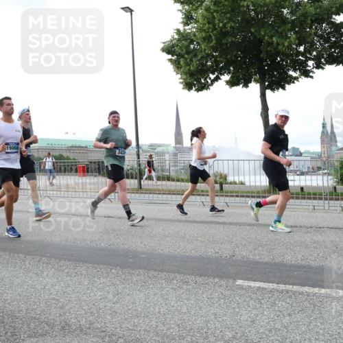 29.06.2025 - hella hamburg halbmarathon Lena Gebhardt http://msf.ph/oto/8458920 29.06.2025 10:31:43 Lombardsbrücke 12381, 19068, 342, 1235, 1292, 1373, 1844, 1879, 2384, 2414, 2672, 2831, 2832, 2914, 3221, 3239, 3358, 3396, 3397, 3424, 3571, 3681, 3751, 3752, 4817, 4877, 4953, 5156, 5165, 5846, 5943, 5965, 6078, 6160, 6546, 6573, 6640, 6718, 6727, 7295, 7334, 7604, 7772, 7816, 7898, 8050, 8304, 8538, 8620, 8806, 9078, 9104, 9183, 9478, 9812, 9883, 10111, 10240, 10586, 11587, 13724, 14349, 15725, 16457, 16978, 17404, 17517, 17706 meine-sportfotos.de