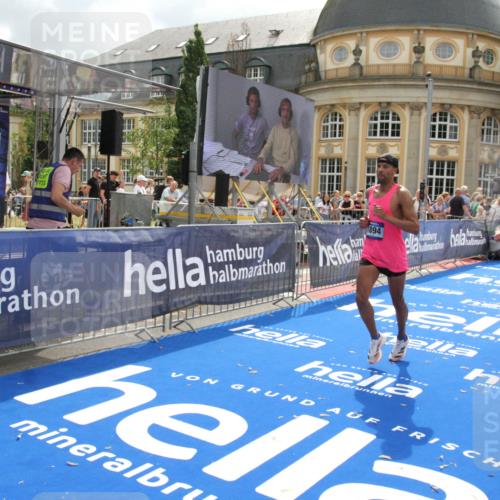 29.06.2025 - hella hamburg halbmarathon Michael Strokosch http://msf.ph/oto/8458934 29.06.2025 10:32:19 Ziel 1894, 7272, 10876, 16065 meine-sportfotos.de