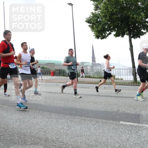 29.06.2025 - hella hamburg halbmarathon Lena Gebhardt http://msf.ph/oto/8458942 29.06.2025 10:31:43 Lombardsbrücke 1697, 44, 12381, 068, 3424, 1235, 1292, 1373, 1844, 1879, 2384, 2414, 2672, 2831, 2832, 2914, 3221, 3239, 3358, 3396, 3397, 3424, 3571, 3681, 3751, 3752, 4817, 4877, 4953, 5156, 5165, 5846, 5943, 5965, 6078, 6160, 6546, 6573, 6640, 6718, 6727, 7295, 7334, 7604, 7772, 7816, 7898, 8050, 8304, 8538, 8620, 8806, 9078, 9104, 9183, 9478, 9812, 9883, 10111, 10240, 10586, 11587, 13724, 14349, 15725, 16457, 16978, 17404, 17517, 17706 meine-sportfotos.de