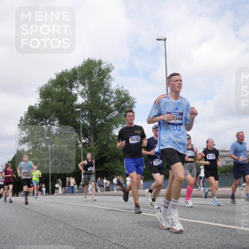 29.06.2025 - hella hamburg halbmarathon Luisa Fischer http://msf.ph/oto/8458959 29.06.2025 10:37:44 Kennedybrücke 17412, 8021, 9448, 2376, 344, 9122, 8589, 9379, 2376, 2801, 3420, 6105, 6843, 8021, 8589, 8965, 9379, 9448, 10674 meine-sportfotos.de