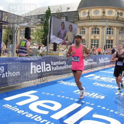 29.06.2025 - hella hamburg halbmarathon Michael Strokosch http://msf.ph/oto/8458974 29.06.2025 10:32:20 Ziel 1894, 7272, 10876, 16065 meine-sportfotos.de