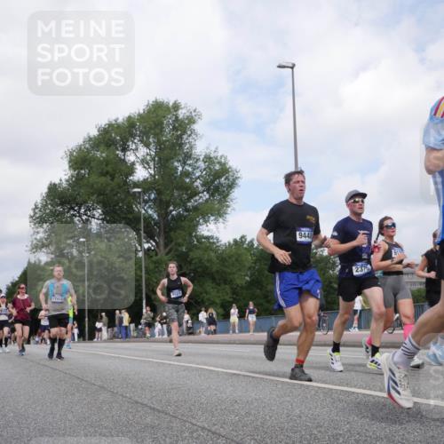 29.06.2025 - hella hamburg halbmarathon Luisa Fischer http://msf.ph/oto/8458992 29.06.2025 10:37:45 Kennedybrücke 17412, 2801, 8021, 9448, 2376, 912, 7344, 2376, 2751, 2801, 3420, 6105, 8021, 8589, 8965, 9379, 9448, 10674 meine-sportfotos.de