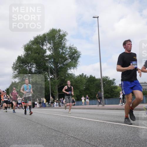 29.06.2025 - hella hamburg halbmarathon Luisa Fischer http://msf.ph/oto/8459015 29.06.2025 10:37:45 Kennedybrücke 2801, 17412, 9448, 2376, 2376, 2751, 2801, 3420, 6105, 8021, 8589, 8965, 9379, 9448, 10674 meine-sportfotos.de