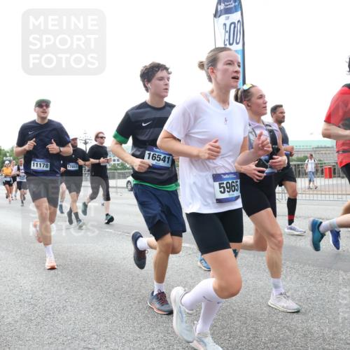 29.06.2025 - hella hamburg halbmarathon Lena Gebhardt http://msf.ph/oto/8459021 29.06.2025 10:31:44 Lombardsbrücke 11178, 17362, 17851, 2, 00, 16541, 5965, 281, 1235, 1292, 1373, 1844, 1879, 2384, 2414, 2672, 2831, 2832, 2914, 3221, 3239, 3358, 3396, 3397, 3424, 3571, 3681, 3751, 3752, 4817, 4877, 4953, 5156, 5165, 5846, 5943, 5965, 6078, 6160, 6546, 6573, 6640, 6718, 6727, 7295, 7334, 7604, 7772, 7816, 7898, 8304, 8538, 8620, 8806, 9078, 9104, 9183, 9478, 9812, 9883, 10111, 10240, 10586, 11587, 13724, 14349, 15725, 16978, 17404, 17517, 17706 meine-sportfotos.de