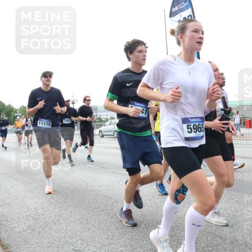 29.06.2025 - hella hamburg halbmarathon Lena Gebhardt http://msf.ph/oto/8459053 29.06.2025 10:31:44 Lombardsbrücke 11178, 17362, 17851, 5965, 12381, 0001, 1235, 1292, 1373, 1844, 1879, 2384, 2414, 2672, 2831, 2832, 2914, 3221, 3239, 3358, 3396, 3397, 3424, 3571, 3681, 3751, 3752, 4817, 4877, 4953, 5156, 5165, 5846, 5943, 5965, 6078, 6160, 6546, 6573, 6640, 6718, 6727, 7295, 7334, 7604, 7772, 7816, 7898, 8304, 8538, 8620, 8806, 9078, 9104, 9183, 9478, 9812, 9883, 10111, 10240, 10586, 11587, 13724, 14349, 15725, 16978, 17404, 17517, 17706 meine-sportfotos.de