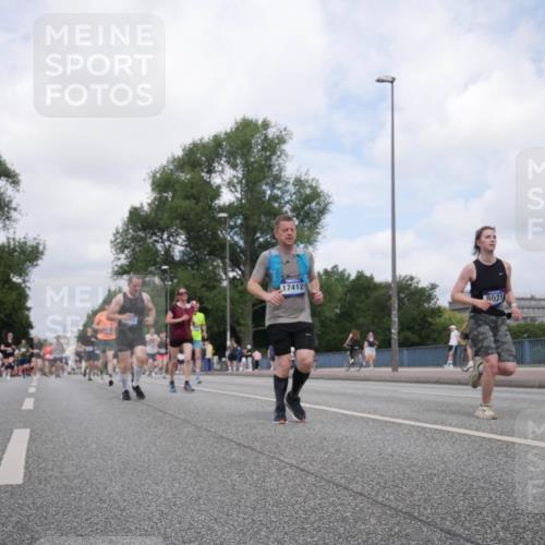 29.06.2025 - hella hamburg halbmarathon Luisa Fischer http://msf.ph/oto/8459131 29.06.2025 10:37:47 Kennedybrücke 17412, 8021, 2355, 2376, 2751, 2801, 3420, 6171, 6310, 7299, 8021, 8589, 8965, 9379, 9448 meine-sportfotos.de