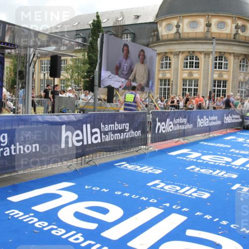 29.06.2025 - hella hamburg halbmarathon Michael Strokosch http://msf.ph/oto/8459138 29.06.2025 10:32:22 Ziel 1894, 7272, 10484, 10876, 16065 meine-sportfotos.de