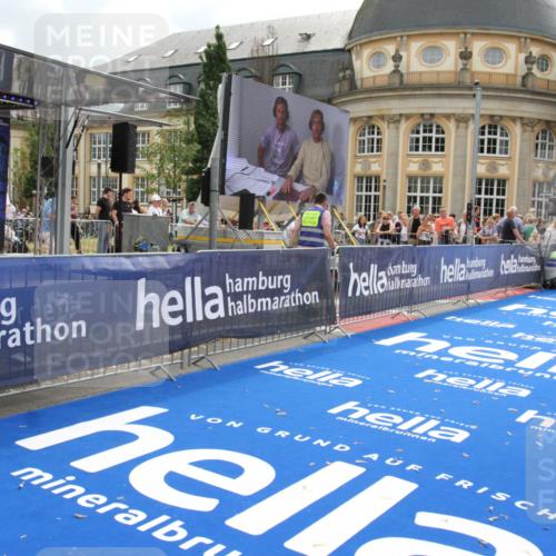 29.06.2025 - hella hamburg halbmarathon Michael Strokosch http://msf.ph/oto/8459172 29.06.2025 10:32:22 Ziel 1894, 7272, 10484, 10876, 16065 meine-sportfotos.de